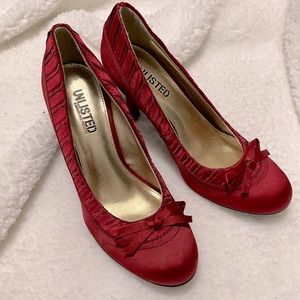 Red Unlisted Closed Toe Heels with Bow Size 7.5